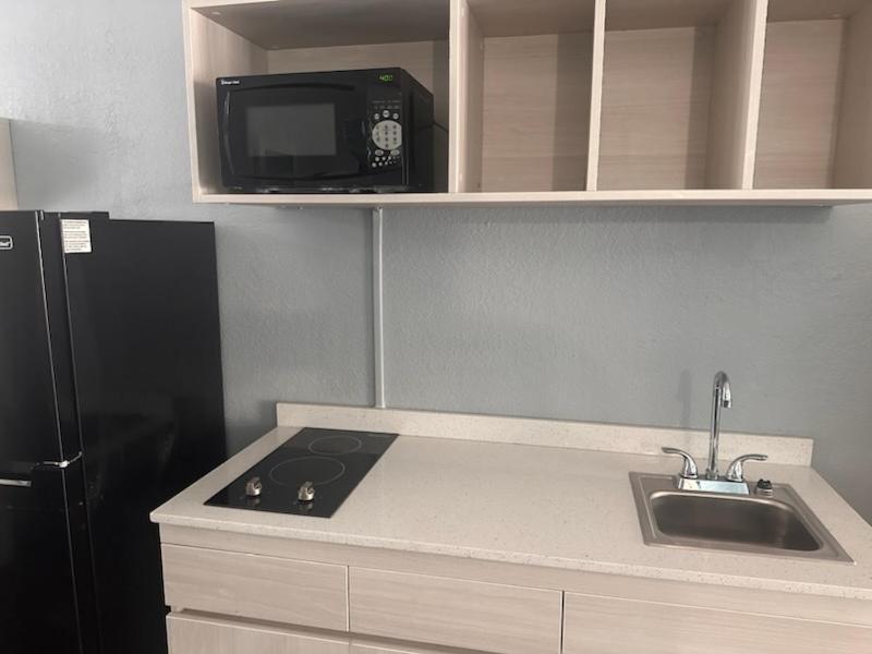 Suburban Studios By Choice Hotels - Award Winning - New 2024 - Walk To Eateries & Grocery - Ultra Sparkling - Garden Rooms - Designer Lighting & Right Off I-95 - Proudly An All American Managed Property Брансуик Экстерьер фото