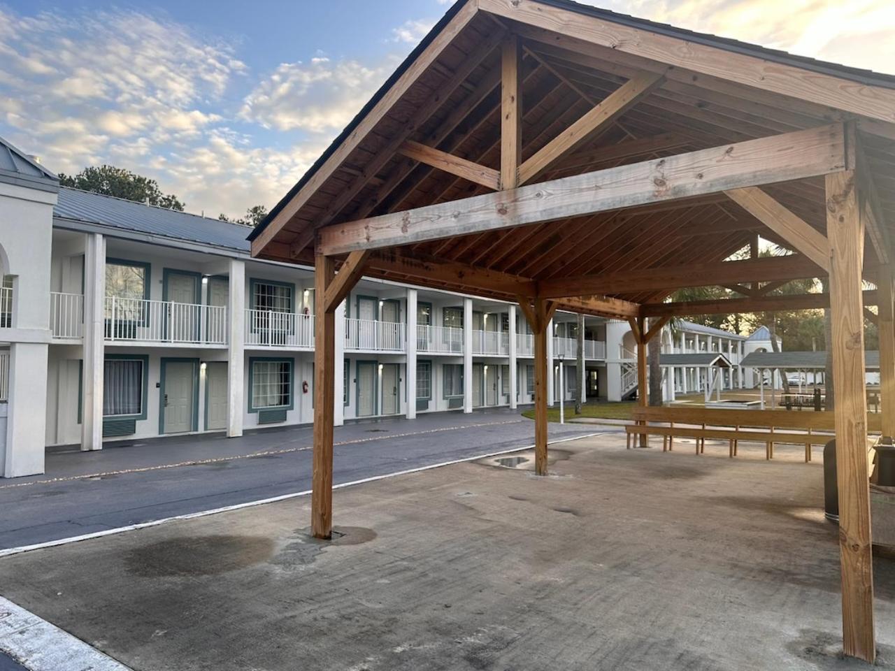 Suburban Studios By Choice Hotels - Award Winning - New 2024 - Walk To Eateries & Grocery - Ultra Sparkling - Garden Rooms - Designer Lighting & Right Off I-95 - Proudly An All American Managed Property Брансуик Экстерьер фото