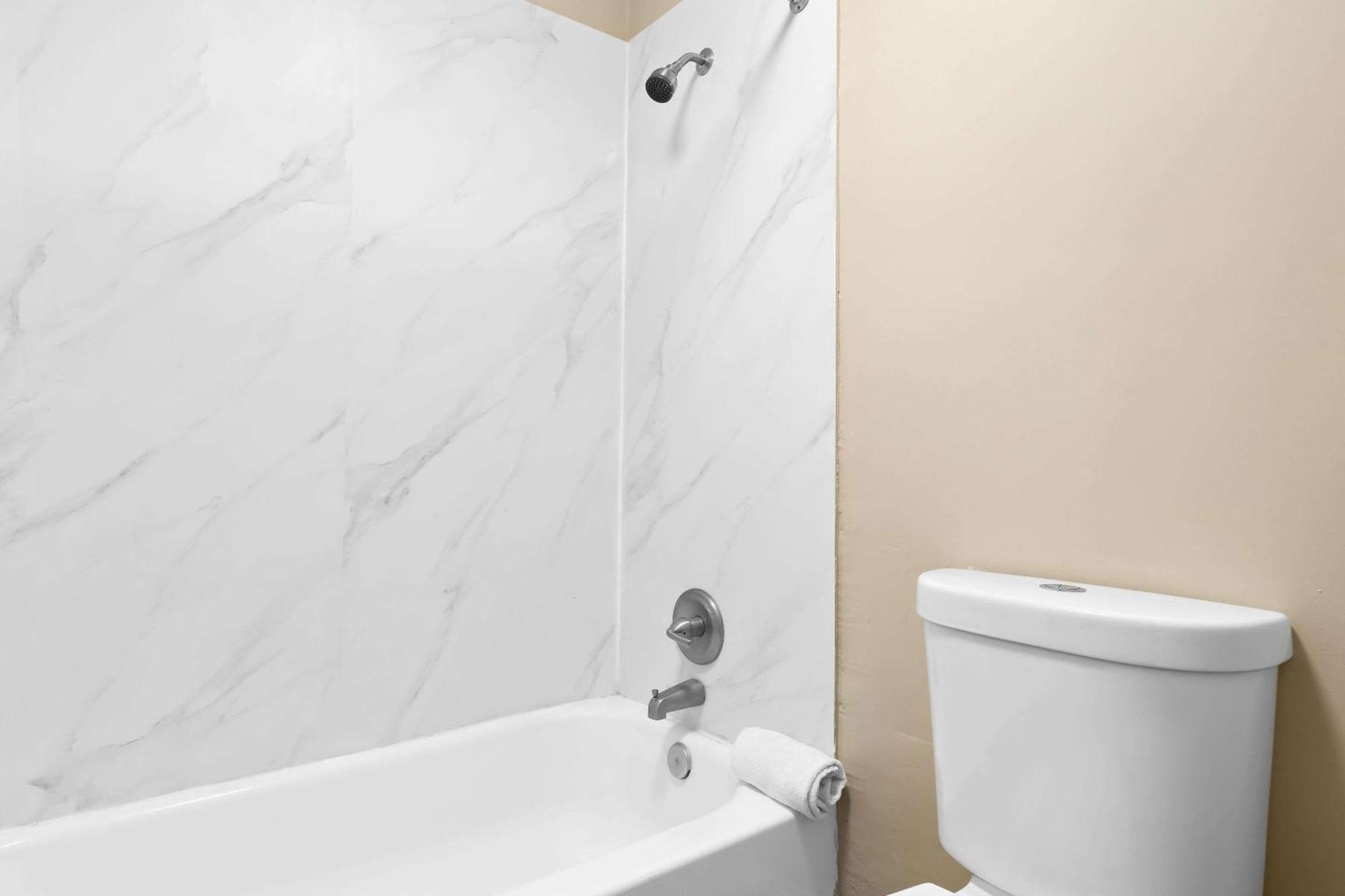 Suburban Studios By Choice Hotels - Award Winning - New 2024 - Walk To Eateries & Grocery - Ultra Sparkling - Garden Rooms - Designer Lighting & Right Off I-95 - Proudly An All American Managed Property Брансуик Экстерьер фото