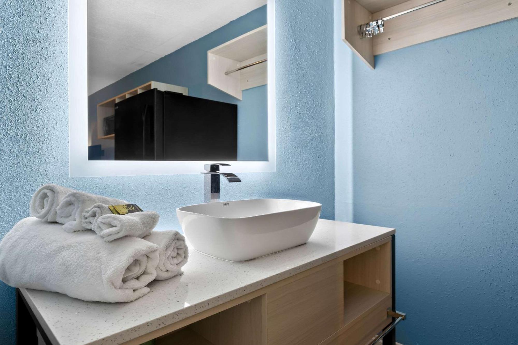 Suburban Studios By Choice Hotels - Award Winning - New 2024 - Walk To Eateries & Grocery - Ultra Sparkling - Garden Rooms - Designer Lighting & Right Off I-95 - Proudly An All American Managed Property Брансуик Экстерьер фото