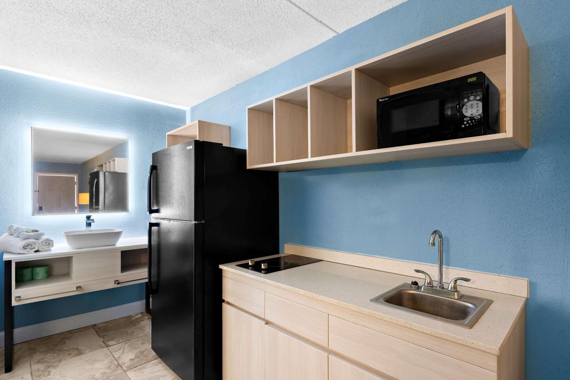 Suburban Studios By Choice Hotels - Award Winning - New 2024 - Walk To Eateries & Grocery - Ultra Sparkling - Garden Rooms - Designer Lighting & Right Off I-95 - Proudly An All American Managed Property Брансуик Экстерьер фото