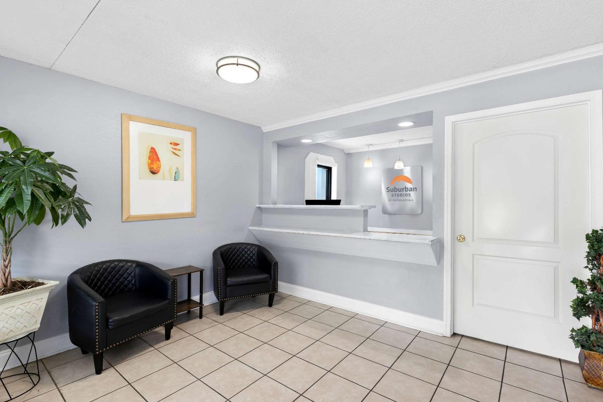 Suburban Studios By Choice Hotels - Award Winning - New 2024 - Walk To Eateries & Grocery - Ultra Sparkling - Garden Rooms - Designer Lighting & Right Off I-95 - Proudly An All American Managed Property Брансуик Экстерьер фото