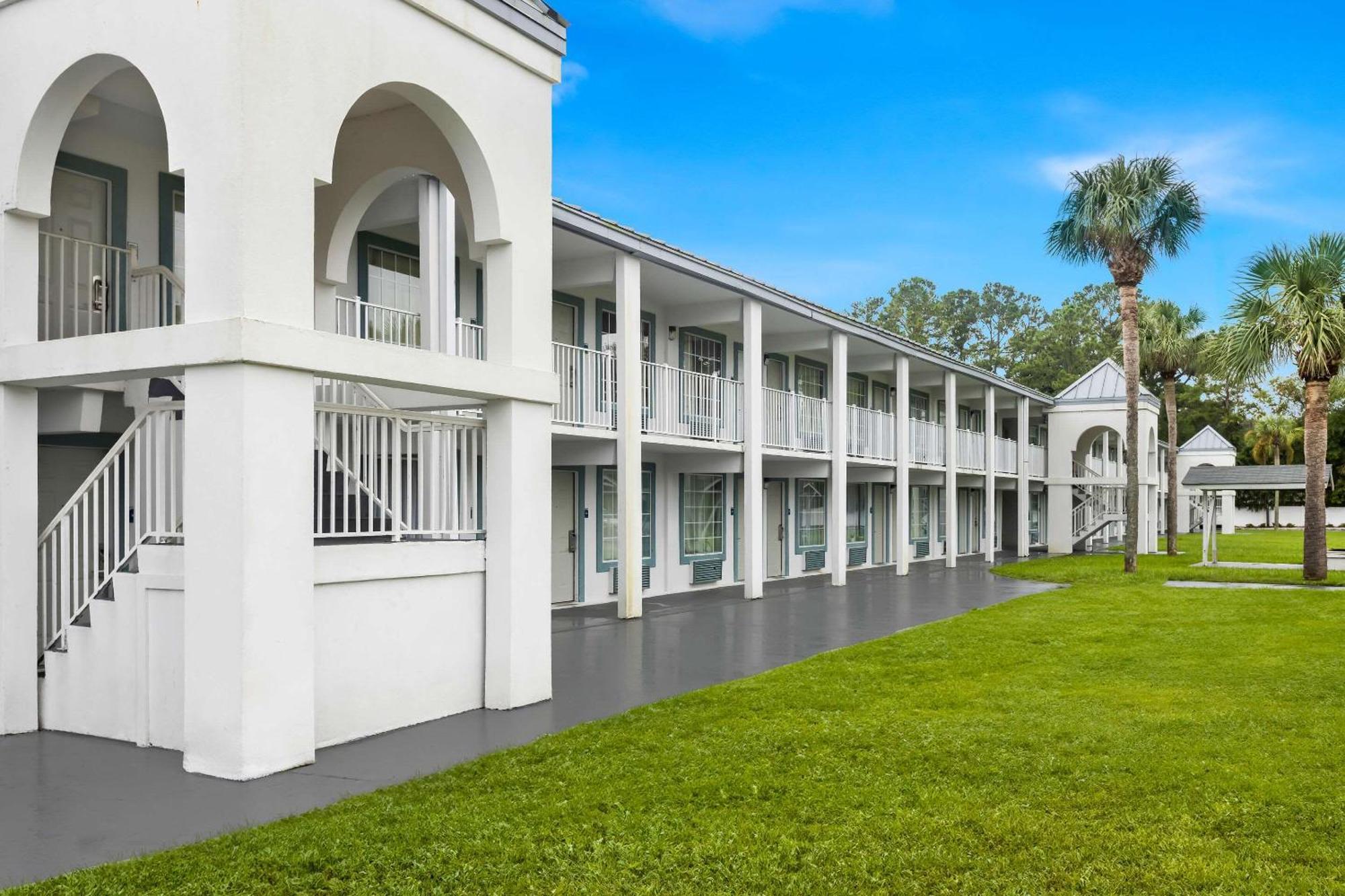 Suburban Studios By Choice Hotels - Award Winning - New 2024 - Walk To Eateries & Grocery - Ultra Sparkling - Garden Rooms - Designer Lighting & Right Off I-95 - Proudly An All American Managed Property Брансуик Экстерьер фото