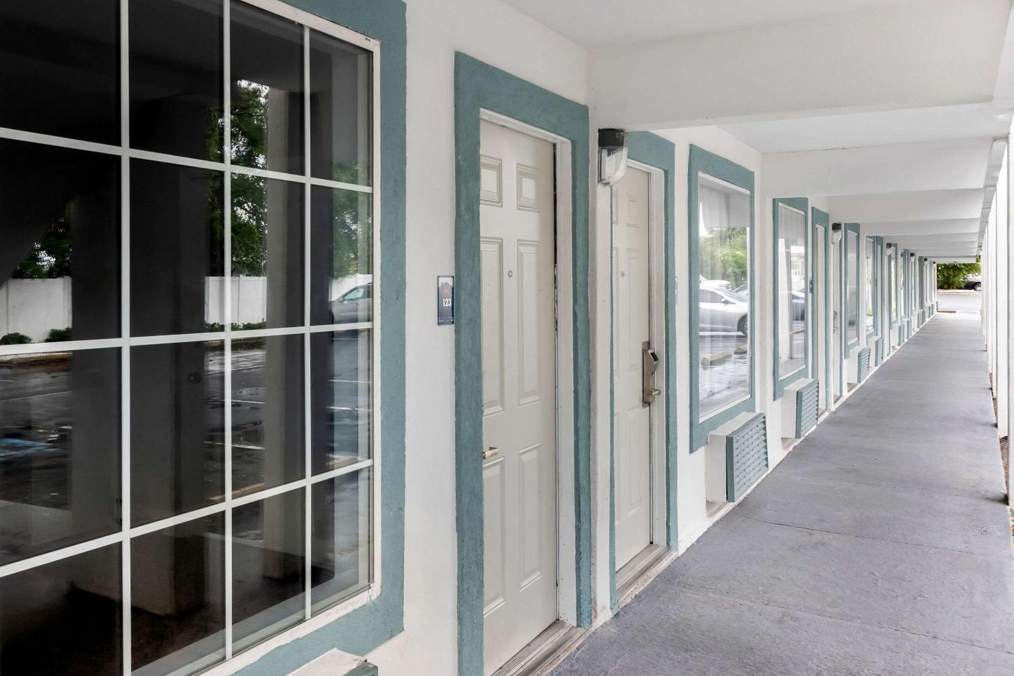 Suburban Studios By Choice Hotels - Award Winning - New 2024 - Walk To Eateries & Grocery - Ultra Sparkling - Garden Rooms - Designer Lighting & Right Off I-95 - Proudly An All American Managed Property Брансуик Экстерьер фото
